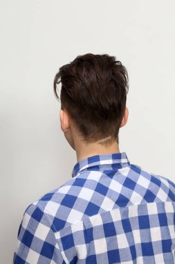 Çekici erkek model, kısa saçlı, izole edilmiş arka planda poz veriyor. Tarz, trendler, moda konsepti.