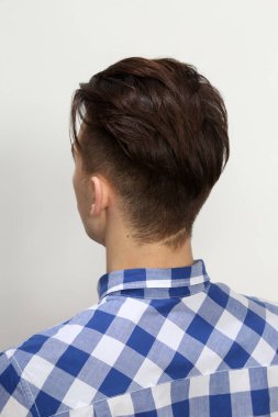 Çekici erkek model, kısa saçlı, izole edilmiş arka planda poz veriyor. Tarz, trendler, moda konsepti.