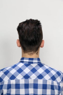 Çekici erkek model, kısa saçlı, izole edilmiş arka planda poz veriyor. Tarz, trendler, moda konsepti.