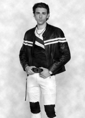 Çekici erkek model, kısa saçlı, izole edilmiş arka planda poz veriyor. Tarz, trendler, moda konsepti.