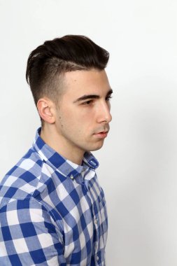 Çekici erkek model, kısa saçlı, izole edilmiş arka planda poz veriyor. Tarz, trendler, moda konsepti.