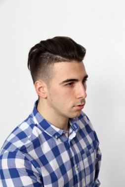 Çekici erkek model, kısa saçlı, izole edilmiş arka planda poz veriyor. Tarz, trendler, moda konsepti.