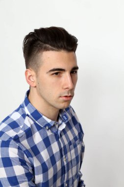 Çekici erkek model, kısa saçlı, izole edilmiş arka planda poz veriyor. Tarz, trendler, moda konsepti.