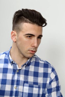 Çekici erkek model, kısa saçlı, izole edilmiş arka planda poz veriyor. Tarz, trendler, moda konsepti.