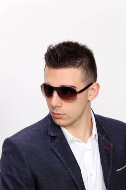 Çekici erkek model, kısa saçlı, izole edilmiş arka planda poz veriyor. Tarz, trendler, moda konsepti.