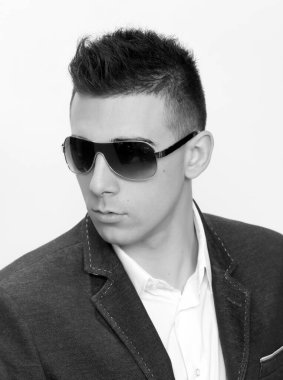 Çekici erkek model, kısa saçlı, izole edilmiş arka planda poz veriyor. Tarz, trendler, moda konsepti.