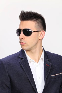 Çekici erkek model, kısa saçlı, izole edilmiş arka planda poz veriyor. Tarz, trendler, moda konsepti.