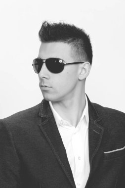 Çekici erkek model, kısa saçlı, izole edilmiş arka planda poz veriyor. Tarz, trendler, moda konsepti.