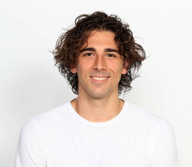 Çekici erkek model, kısa saçlı, izole edilmiş arka planda poz veriyor. Tarz, trendler, moda konsepti.