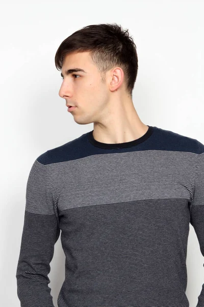 Çekici erkek model, kısa saçlı, izole edilmiş arka planda poz veriyor. Tarz, trendler, moda konsepti.
