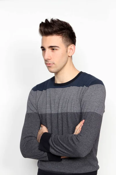 Çekici erkek model, kısa saçlı, izole edilmiş arka planda poz veriyor. Tarz, trendler, moda konsepti.