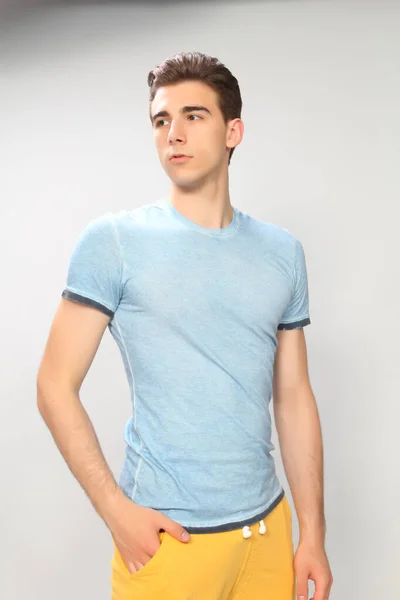 Modelo Masculino Atraente Com Cabelo Curto Posando Estúdio Fundo Isolado — Fotografia de Stock