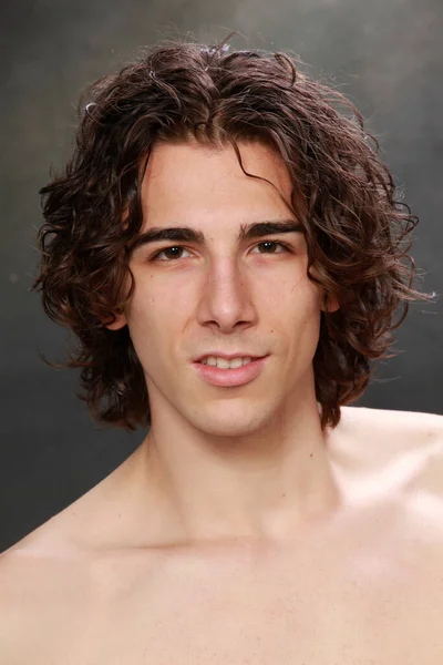 Modelo Masculino Atraente Com Cabelo Curto Posando Estúdio Fundo Isolado — Fotografia de Stock