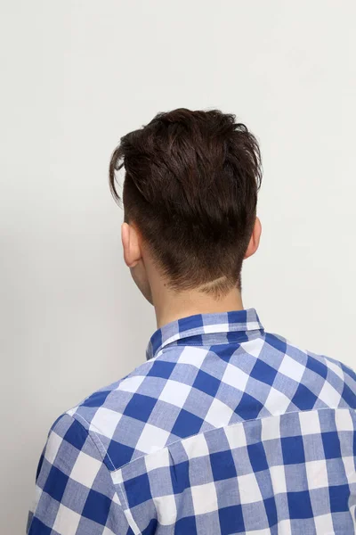 Aantrekkelijk Mannelijk Model Met Kort Haar Poserend Studio Geïsoleerde Achtergrond — Stockfoto