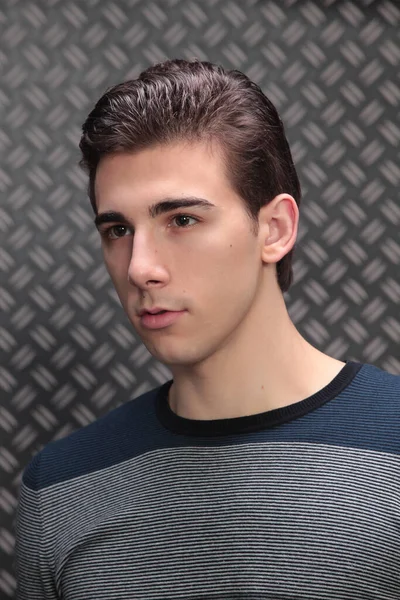 Modelo Masculino Atraente Com Cabelo Curto Posando Estúdio Fundo Isolado — Fotografia de Stock