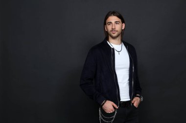 Uzun saçlı ve sakallı çekici erkek model izole bir arka planda stüdyoda poz veriyor. Tarz, trendler, moda konsepti.