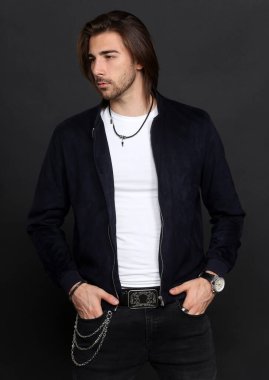 Uzun saçlı ve sakallı çekici erkek model izole bir arka planda stüdyoda poz veriyor. Tarz, trendler, moda konsepti.