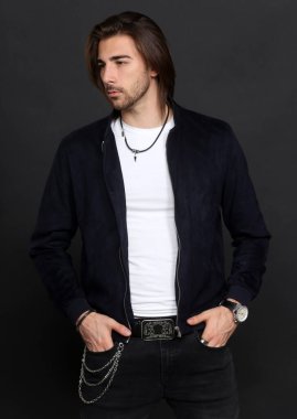 Uzun saçlı ve sakallı çekici erkek model izole bir arka planda stüdyoda poz veriyor. Tarz, trendler, moda konsepti.