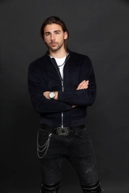 Uzun saçlı ve sakallı çekici erkek model izole bir arka planda stüdyoda poz veriyor. Tarz, trendler, moda konsepti.