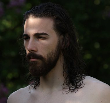Genç, çekici erkek model, uzun saçlı ve sakallı, doğada poz veren. Tarz, trendler, moda konsepti.