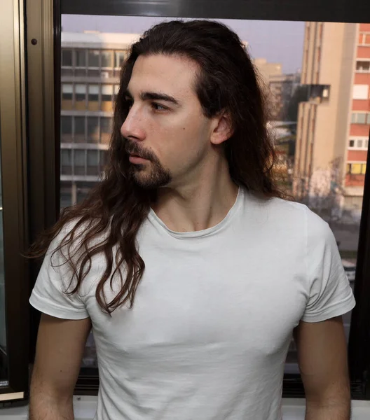 Pria Muda Kaukasia Yang Menarik Dengan Rambut Panjang Dan Jenggot — Stok Foto