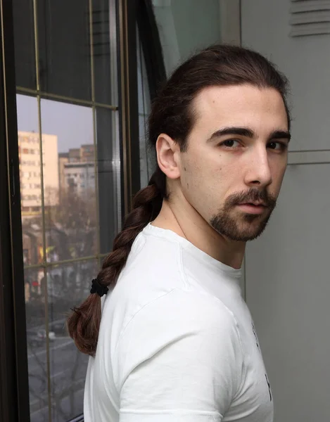 Attrayant Jeune Caucasien Avec Les Cheveux Longs Barbe Est Debout — Photo