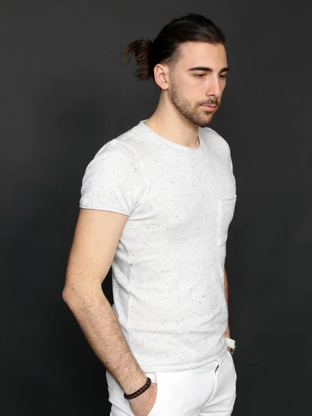 Atraktivní Mužský Model Dlouhými Vlasy Vousy Pózující Studiu Izolovaném Pozadí — Stock fotografie