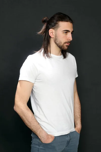 Modèle Masculin Attrayant Aux Cheveux Longs Barbe Posant Studio Sur — Photo