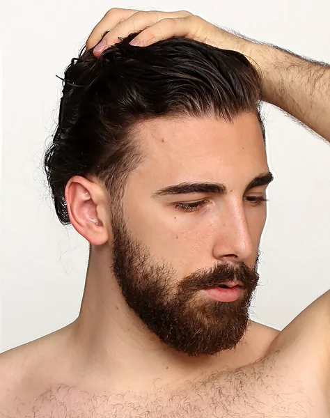 Modèle Masculin Attrayant Aux Cheveux Longs Barbe Posant Studio Sur — Photo