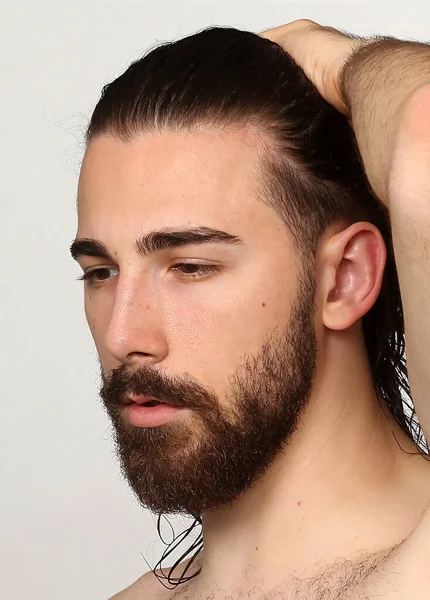 Modelo Masculino Atractivo Con Pelo Largo Barba Posando Estudio Sobre —  Fotos de Stock