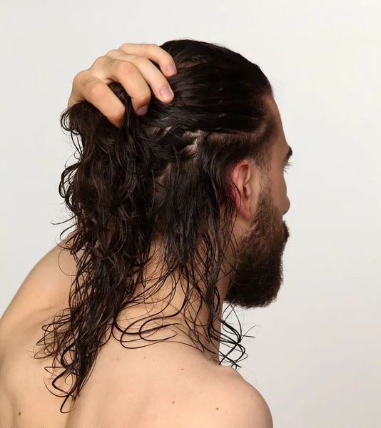 Привлекательная Мужская Модель Длинными Волосами Бородой Позирует Студии Изолированном Фоне — стоковое фото