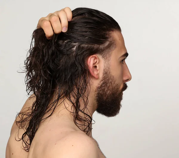 Modelo Masculino Atractivo Con Pelo Largo Barba Posando Estudio Sobre — Foto de Stock