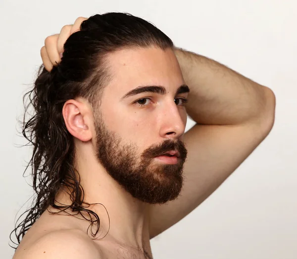 Modelo Masculino Atractivo Con Pelo Largo Barba Posando Estudio Sobre —  Fotos de Stock