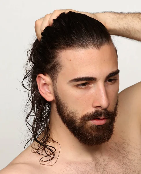 Modelo Masculino Atraente Com Cabelos Longos Barba Posando Estúdio Fundo — Fotografia de Stock