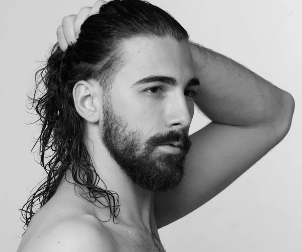 Modèle Masculin Attrayant Aux Cheveux Longs Barbe Posant Studio Sur — Photo