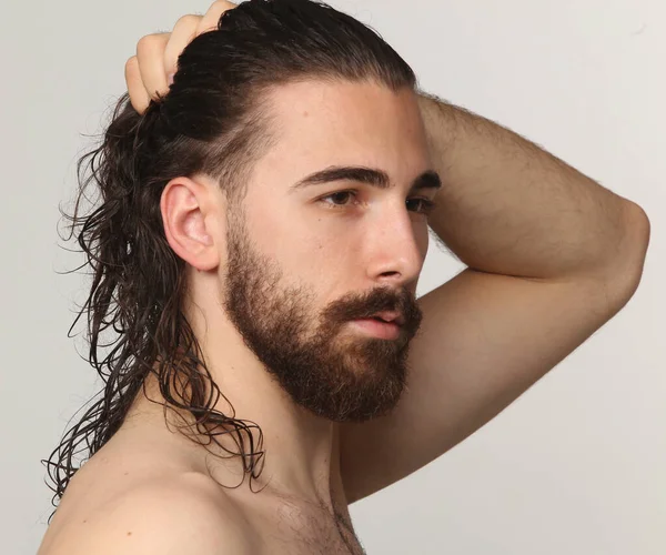 Modelo Masculino Atractivo Con Pelo Largo Barba Posando Estudio Sobre —  Fotos de Stock