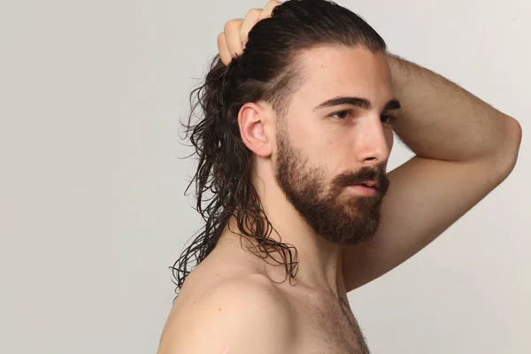 Attraktives Männliches Model Mit Langen Haaren Und Bart Posiert Studio — Stockfoto