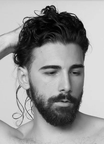 Modelo Masculino Atractivo Con Pelo Largo Barba Posando Estudio Sobre — Foto de Stock