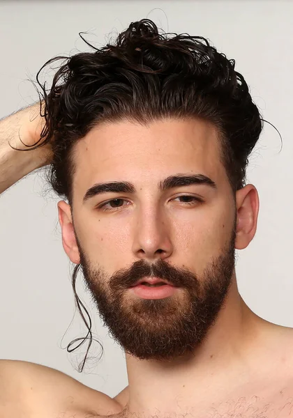 Modèle Masculin Attrayant Aux Cheveux Longs Barbe Posant Studio Sur — Photo