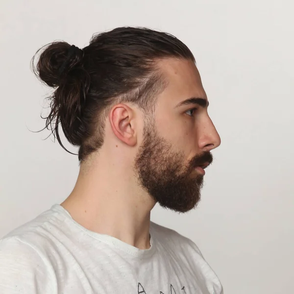 Modèle Masculin Attrayant Aux Cheveux Longs Barbe Posant Studio Sur — Photo