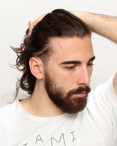 Приваблива Чоловіча Модель Довгим Волоссям Бородою Позує Студії Ізольованому Фоні — стокове фото