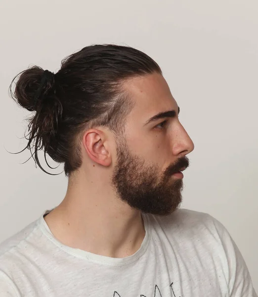 Aantrekkelijk Mannelijk Model Met Lang Haar Baard Poserend Studio Geïsoleerde — Stockfoto