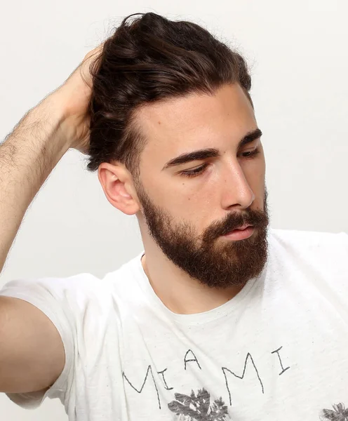 Modèle Masculin Attrayant Aux Cheveux Longs Barbe Posant Studio Sur — Photo