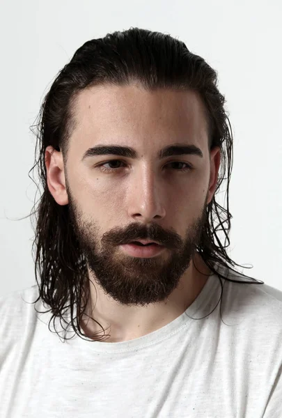 Modelo Masculino Atraente Com Cabelos Longos Barba Posando Estúdio Fundo — Fotografia de Stock