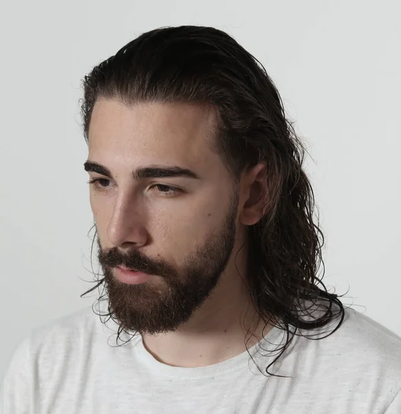 Model Pria Yang Menarik Dengan Rambut Panjang Dan Jenggot Berpose — Stok Foto