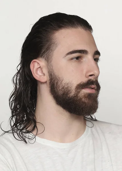 Uzun Saçlı Sakallı Çekici Erkek Model Izole Bir Arka Planda — Stok fotoğraf