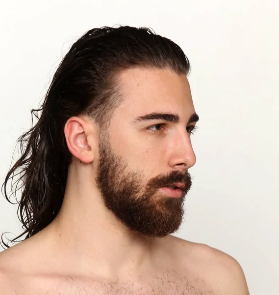 Modèle Masculin Attrayant Aux Cheveux Longs Barbe Posant Studio Sur — Photo