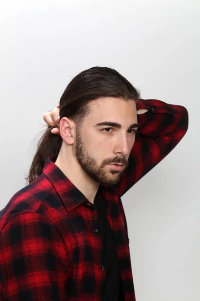 Modelo Masculino Atractivo Con Pelo Largo Barba Posando Estudio Sobre — Foto de Stock