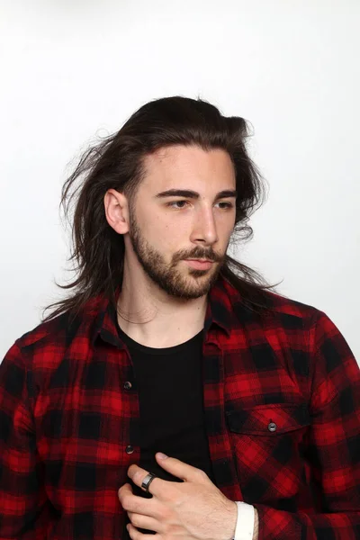 Modelo Masculino Atractivo Con Pelo Largo Barba Posando Estudio Sobre —  Fotos de Stock