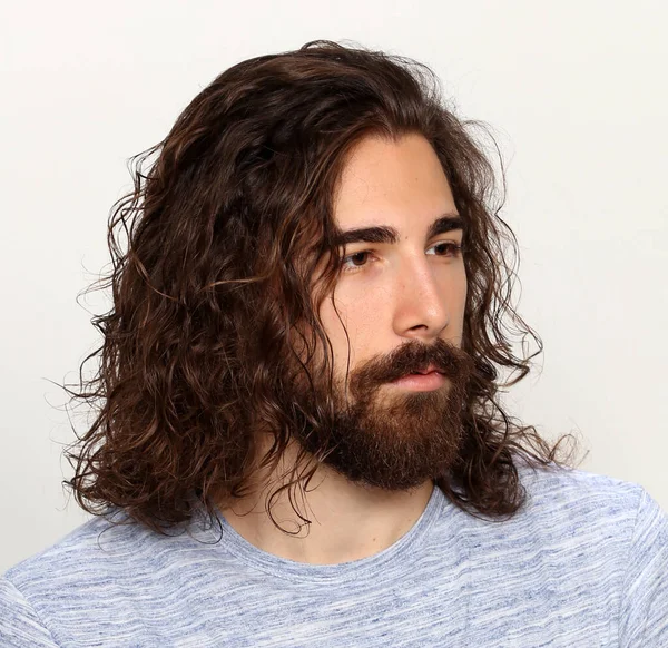 Feche o retrato do jovem modelo masculino asiático com cabelo